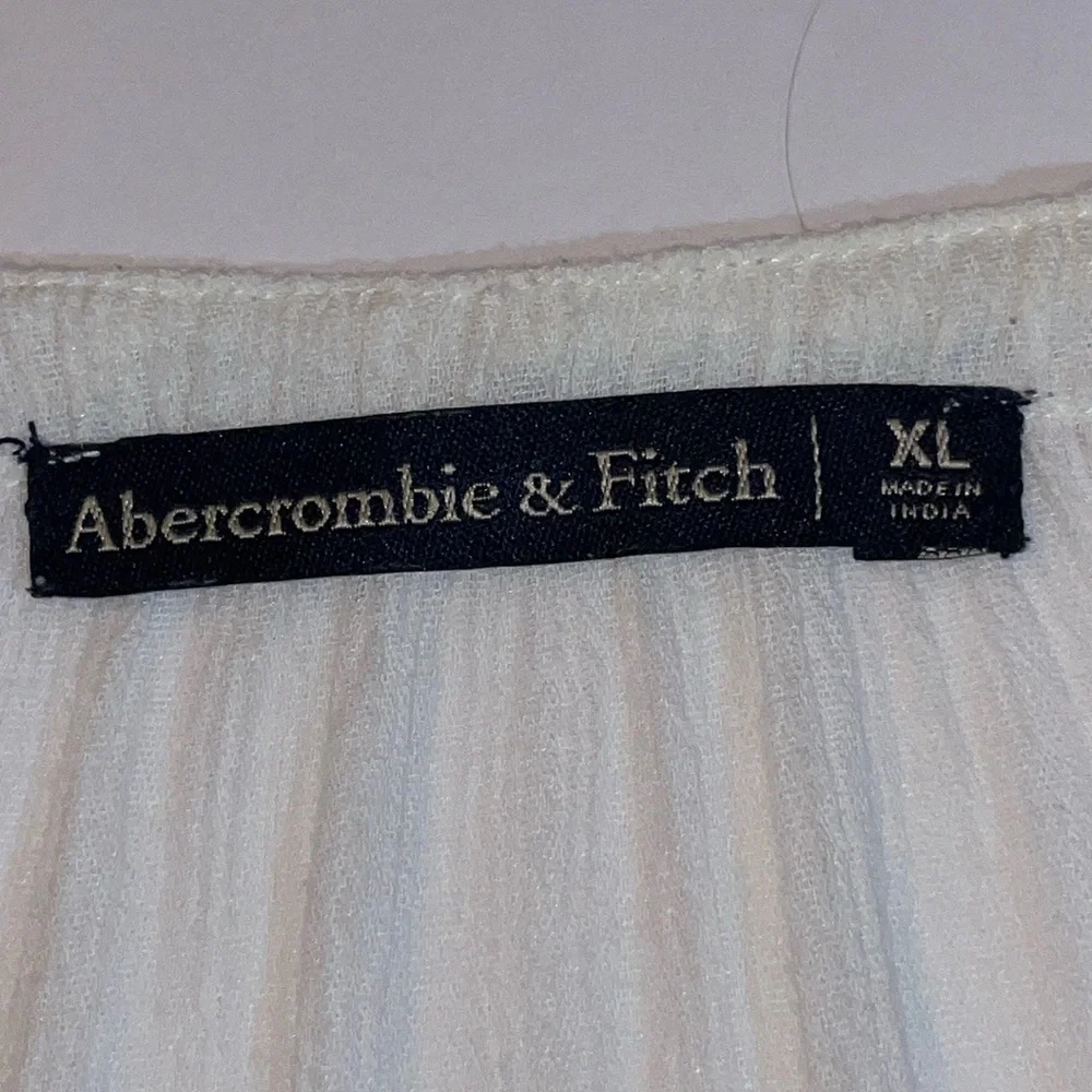 Abercrombie & Fitch XL White gauzy Peasant top with detailed Blue Embroidery - Picture 2 of 11